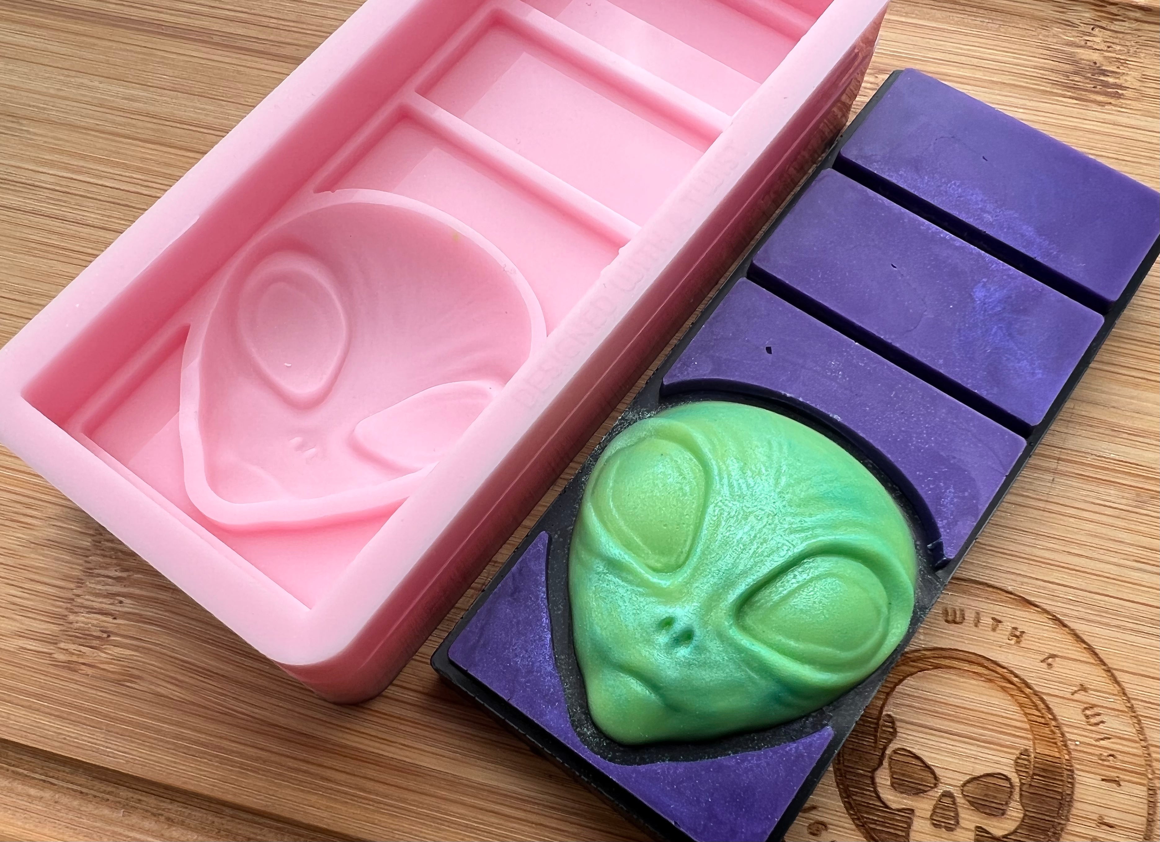 3d Alien Snapbar Silicone Mold - Designed with a Twist  - Top quality silicone molds made in the UK.