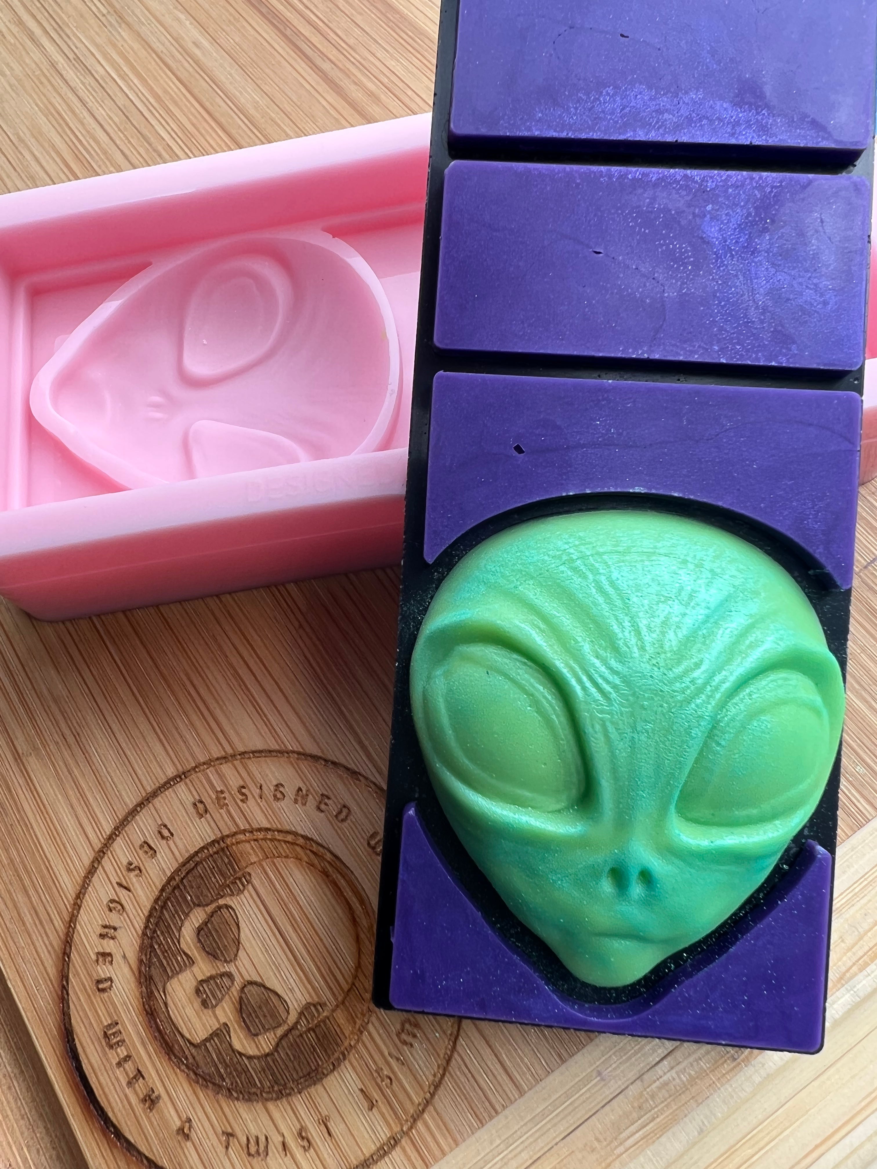 3d Alien Snapbar Silicone Mold - Designed with a Twist  - Top quality silicone molds made in the UK.